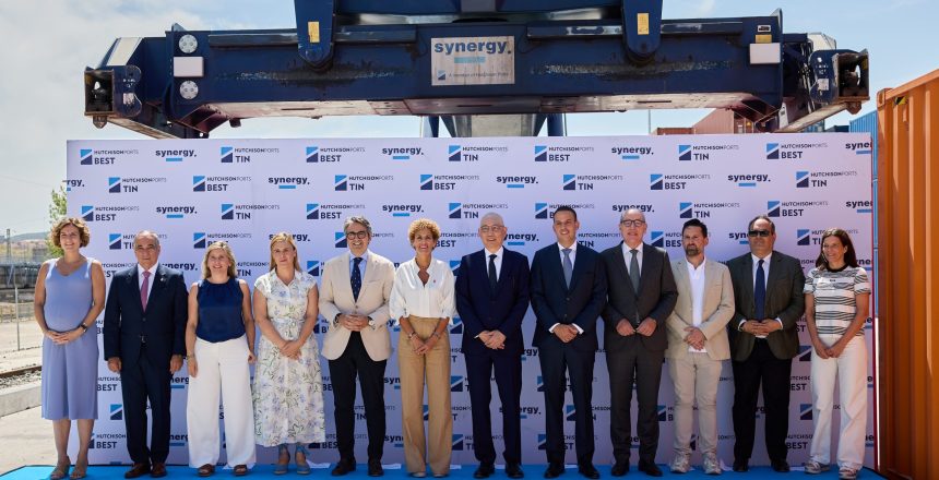 La presidenta de Navarra, María Chivite; el consejero de Cohesión Territorial, Óscar Chivite y la directora general de Transportes y Movilidad Sostenible, Berta Miranda, participan en la inauguración de la nueva terminal intermodal de Navarra. IÑIGO ALZUGARAY / GOBIERNO DE NAVARRA