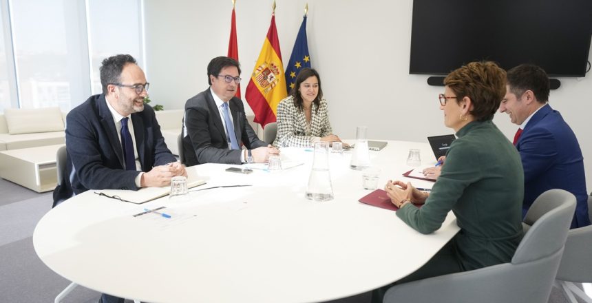 MADRID, 15/01/2025.- La Presidenta de Navarra, María Chivite (2d), se reúne con el ministro para la Transformación Digital y de la Función Pública, Óscar López (2i), para estudiar la viabilidad de nuevos proyectos desarrollo empresarial en Navarra. EFE/ Borja Sánchez-trillo